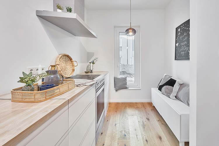 Küchenzeile mit Holzplatte im Muster-Stadthaus des Neubauprojektes Constanze